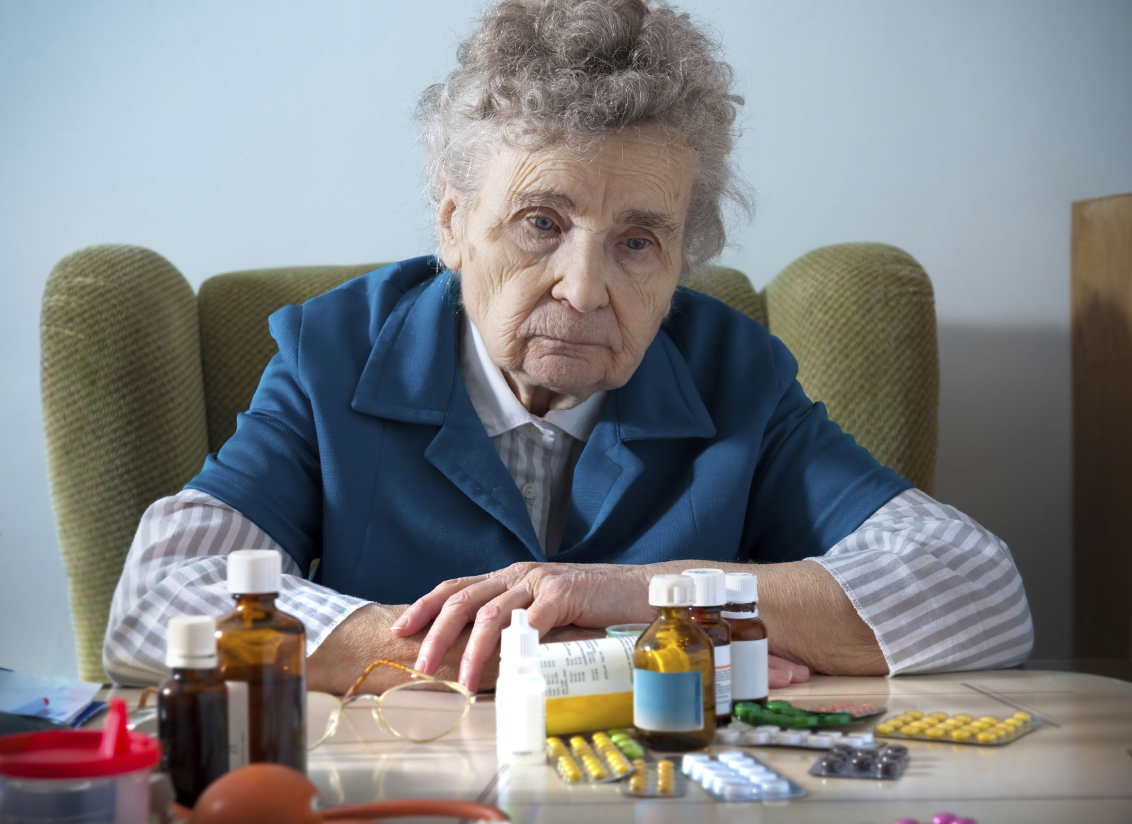 Заболевания в старом возрасте. Деменция Альцгеймера. Бабушка с таблетками. Пожилые люди и лекарства. Пожилые люди.