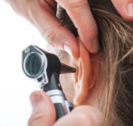 Чем опасны серные пробки в ушах?